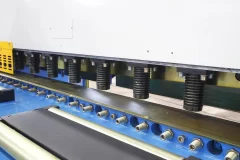 replacing blades for guillotine shearing machine