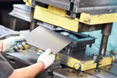 Cizalla de corte de metal para fabricación de metales.