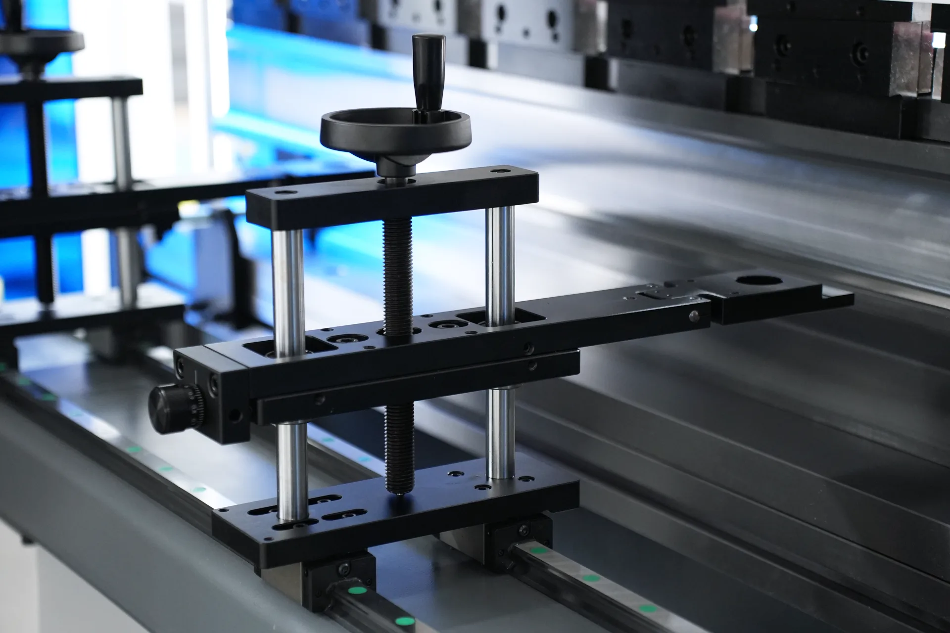 MB8 Series Press Brake with DA-53Tx 24 31 Axis Back Gauge