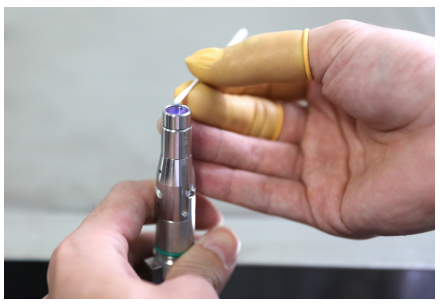 2000W 3000W Fiber Laser Source Manual 21 7-3 Cleaning protective lens with swabs