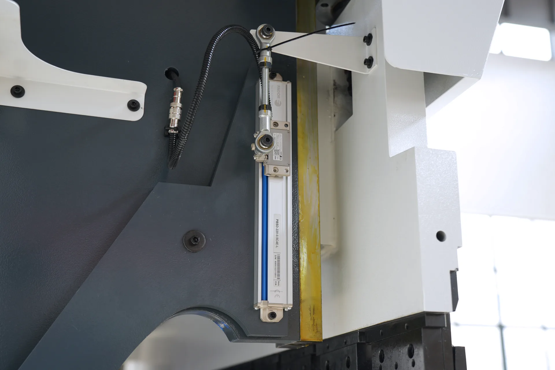 MB8 Series Press Brake with DA-53Tx 7 Fagor grating ruler