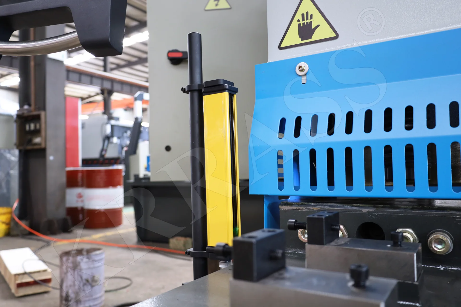 QC12K Series Swing Beam Shearing Machine 17 Photoelectric safety protection