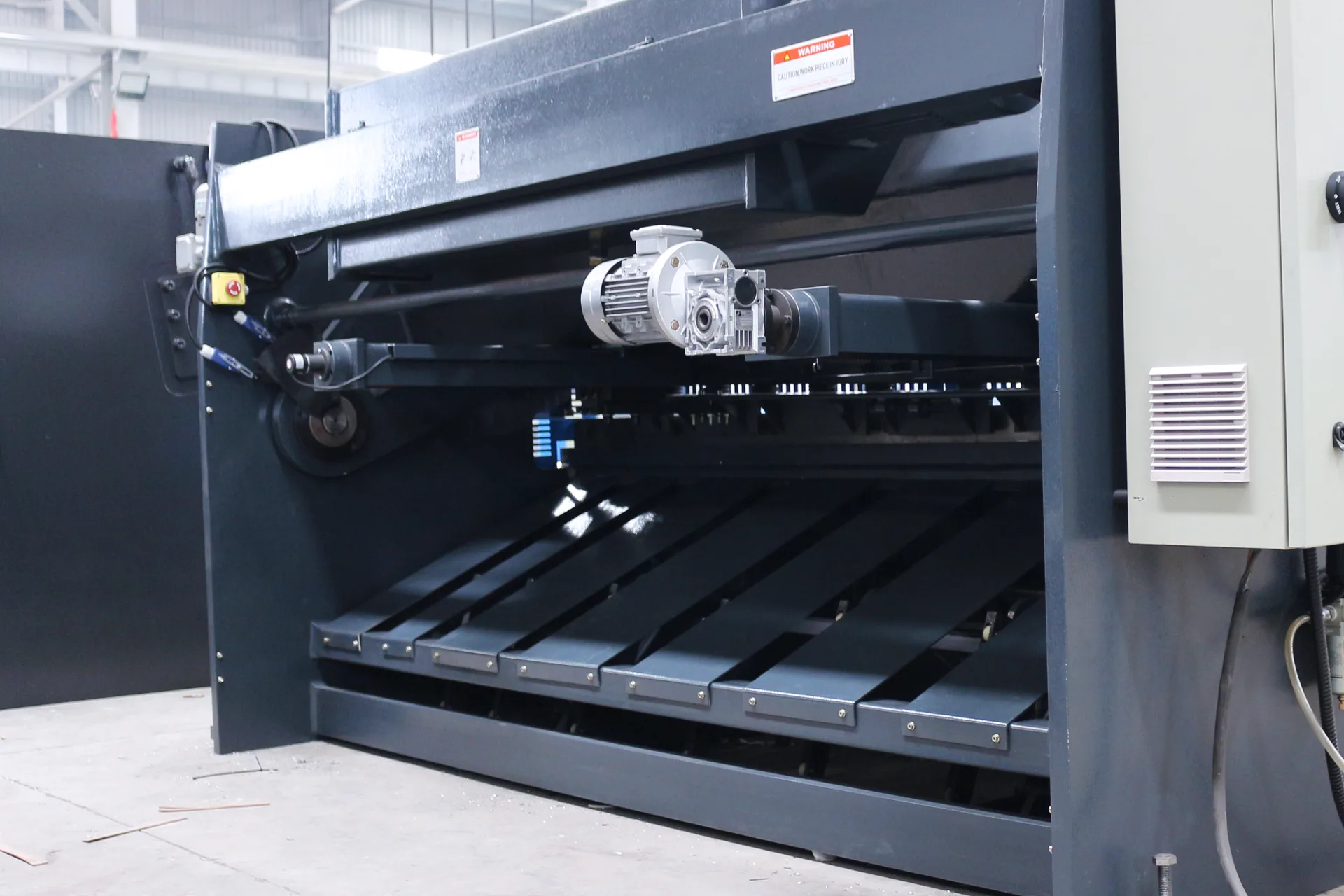 QC12K Series Swing Beam Shearing Machine 16 Pneumatic back support