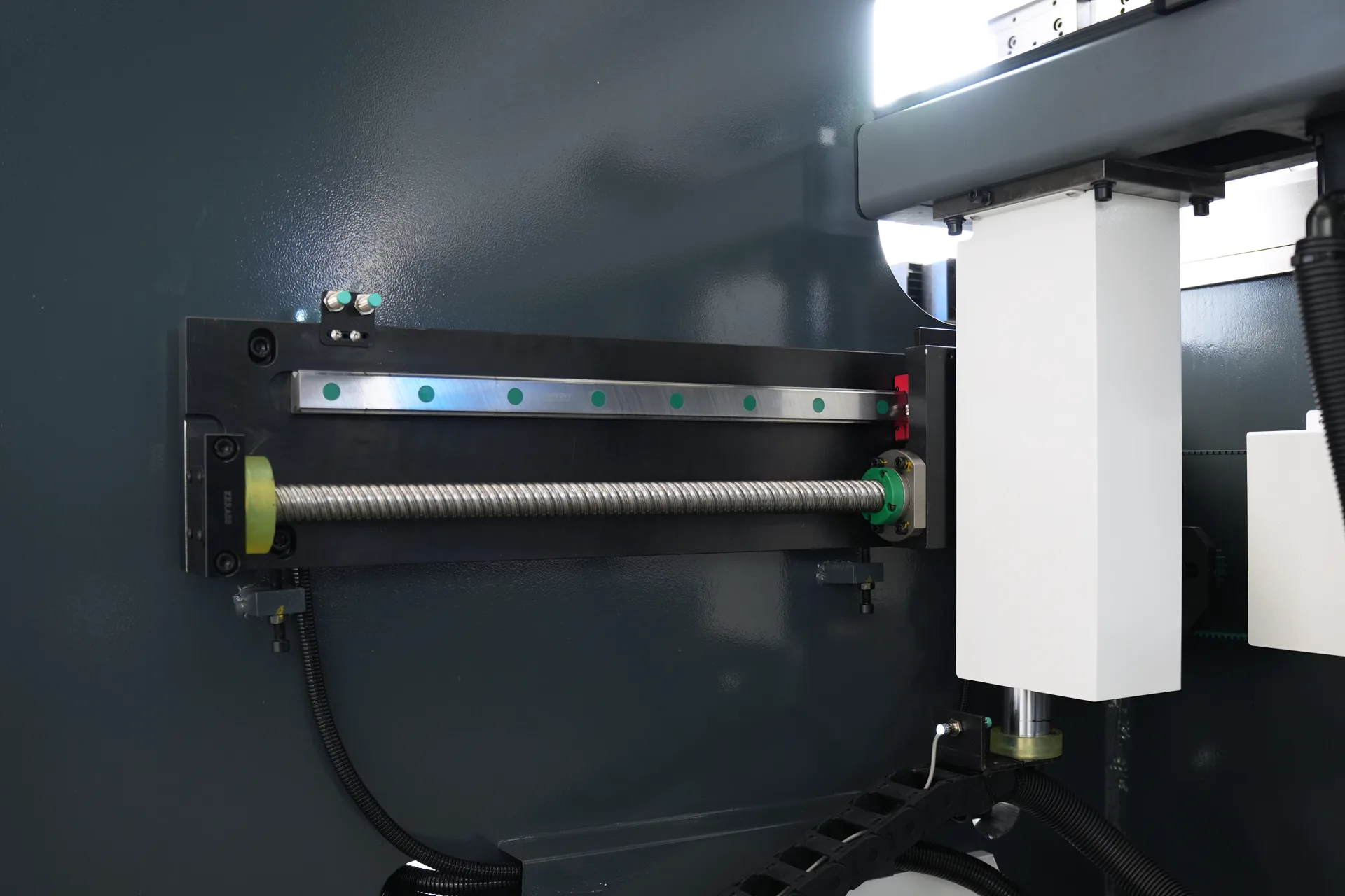 MB8 Series Press Brake with DA-53Tx 14 X-axis Ball Screw Linear Guide