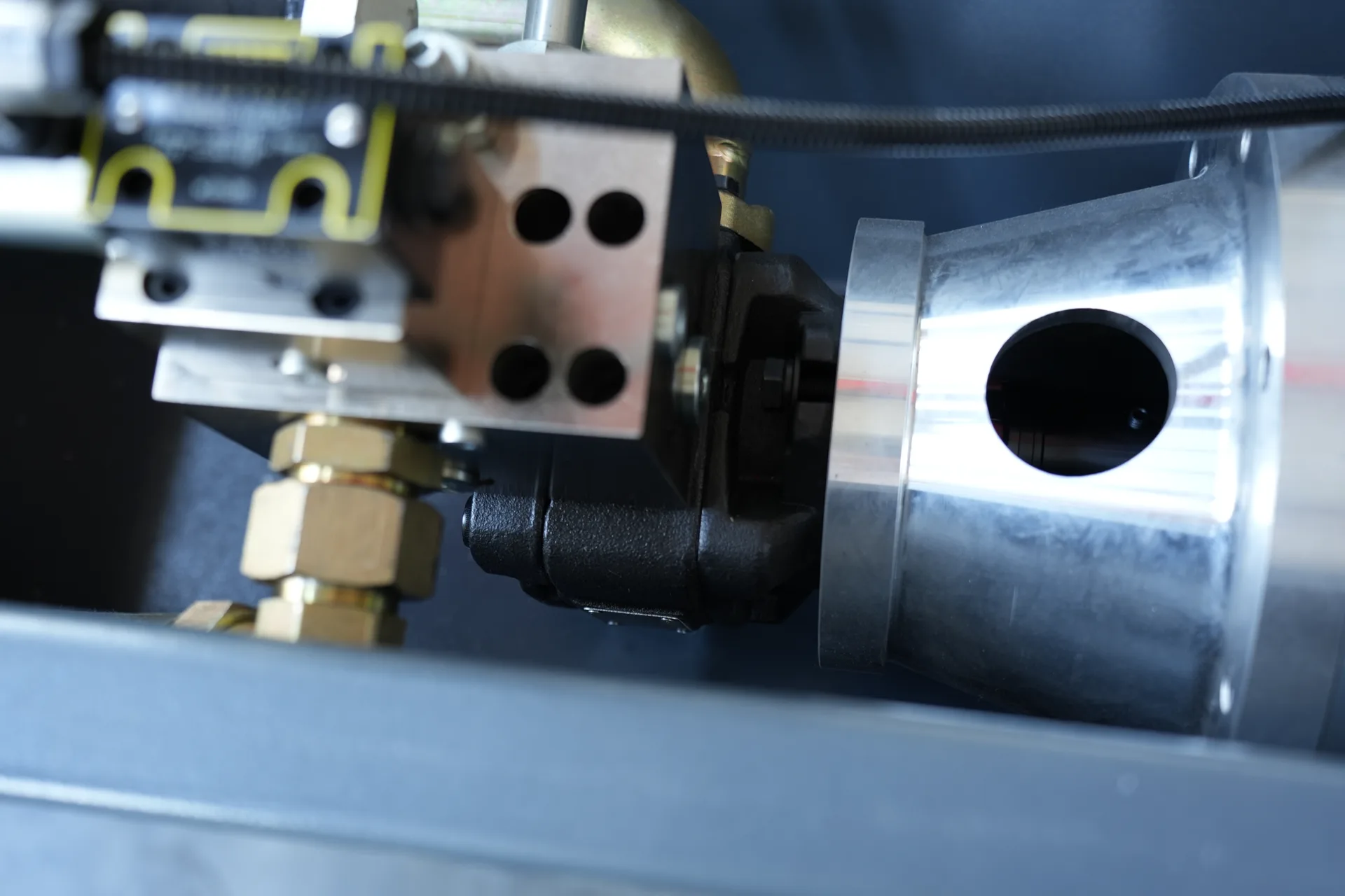 QC12K Series Swing Beam Shearing Machine 11 first hydraulic oil pump