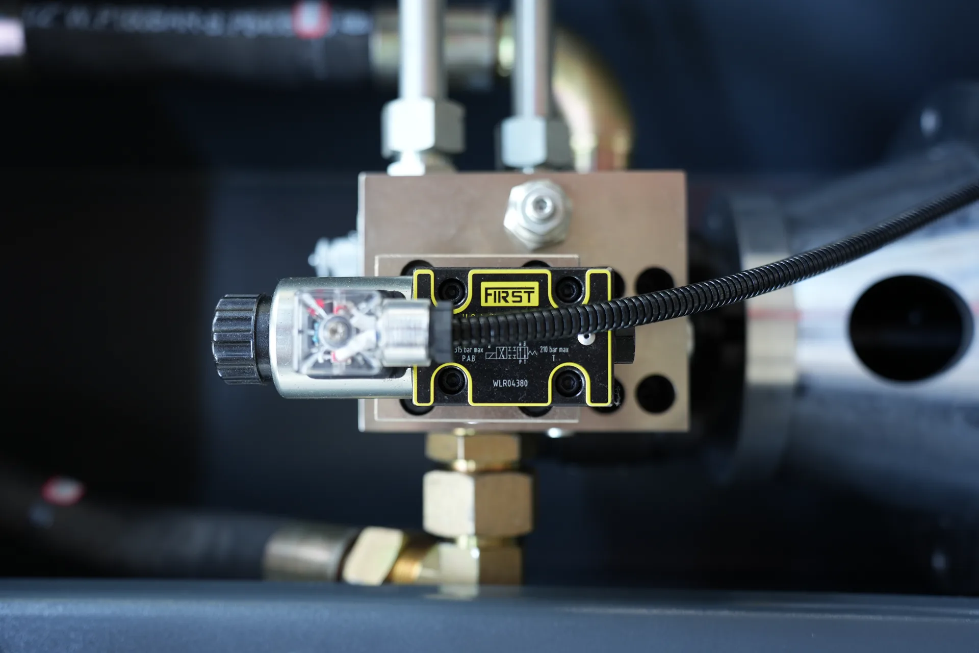 QC12K Series Swing Beam Shearing Machine 9 first hydraulic valve