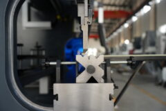 ¿Qué es la prensa plegadora de metal que forma Krrass?