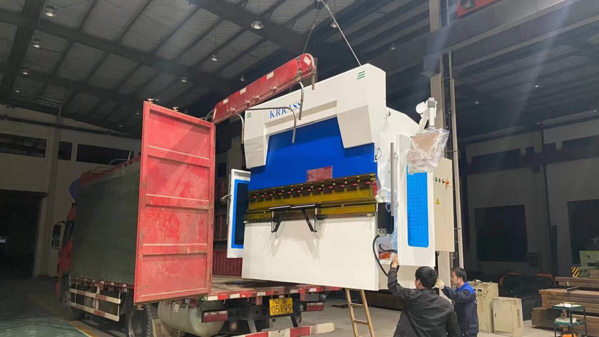 Сербия-1 комплект MB8-80T2500 гибридный листогибочный пресс и 1 комплект QC11K-8*1600 ножницы