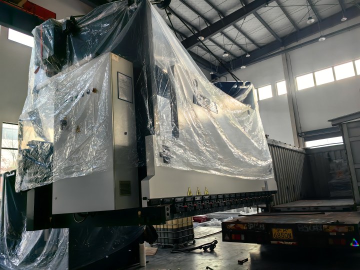 Australia-1 Set MB8-400T4200 CNC Press Brake And 1 Set Q35-12 Iron Worker